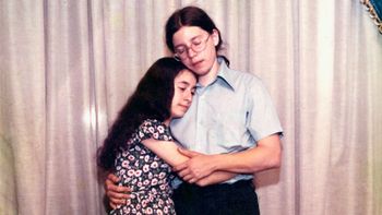 La pareja de jóvenes hippies que iban al concierto más grande de la historia y desapareció