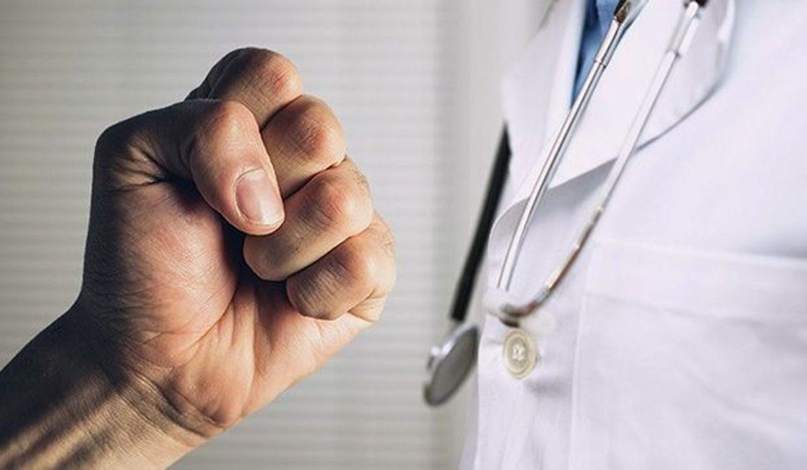 Un cirujano y un anestesista discutieron en plena operación y terminaron a los golpes