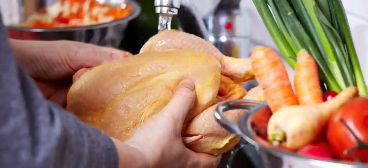 Toma nota sobre la verdad de lavar el pollo antes de cocinarlo. Toma nota sobre la verdad de lavar el pollo antes de cocinarlo.