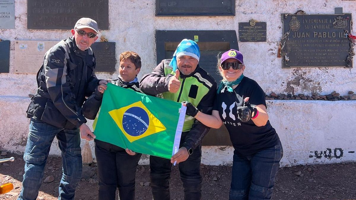 Duende y Anita junto a mototuristas de Brasil. Duende y Anita junto a mototuristas de Brasil.