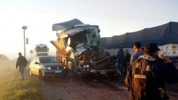 Tres personas murieron en un choque que incluyó camiones, colectivos y autos