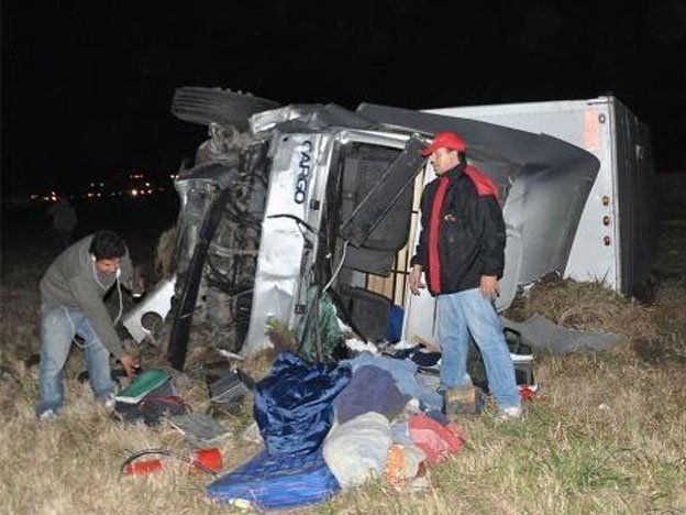 Seis muertos al chocar un camión y un auto en la ruta 7 en Córdoba
