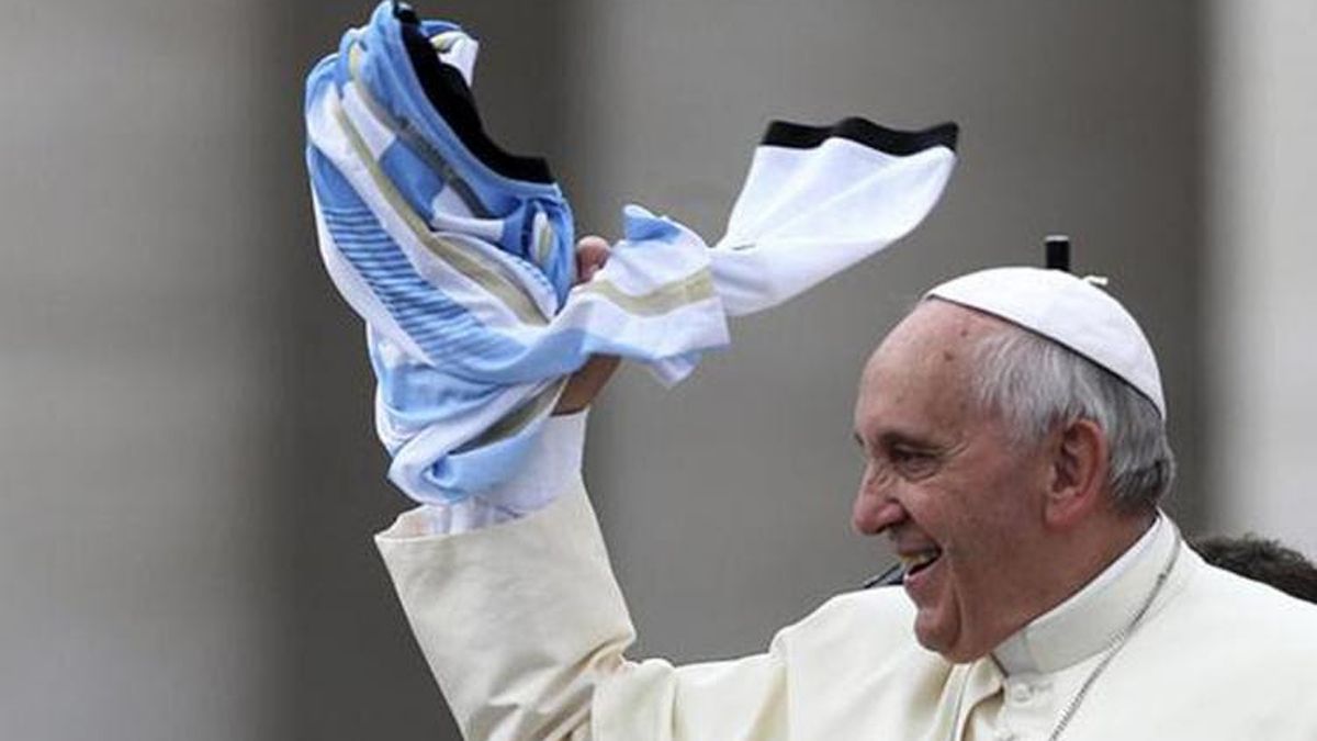 El Papa con la camiseta argentina en sus manos.