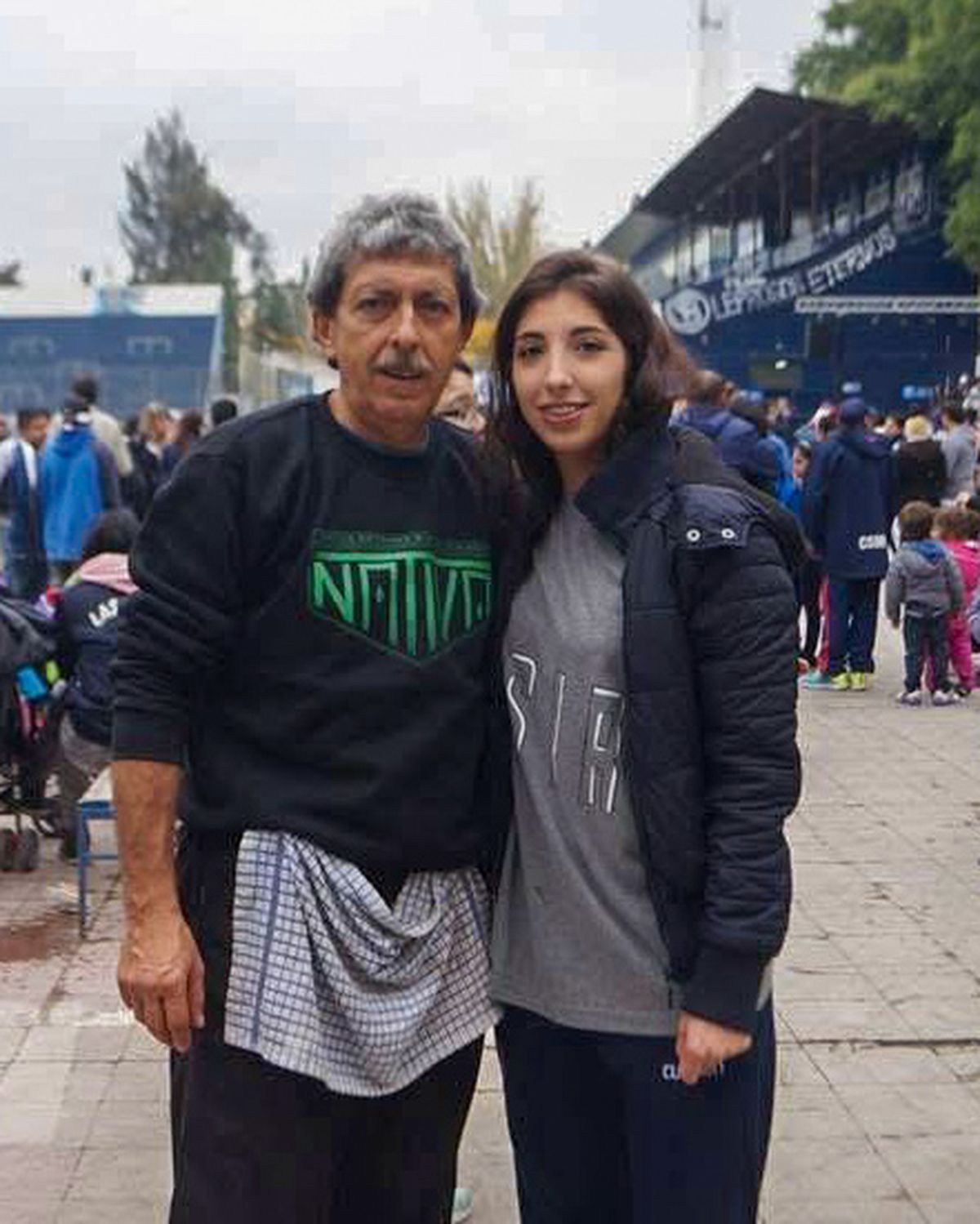 Florencia junto a Luis, su padre, en un evento realizado en el Bautista Gargantini.