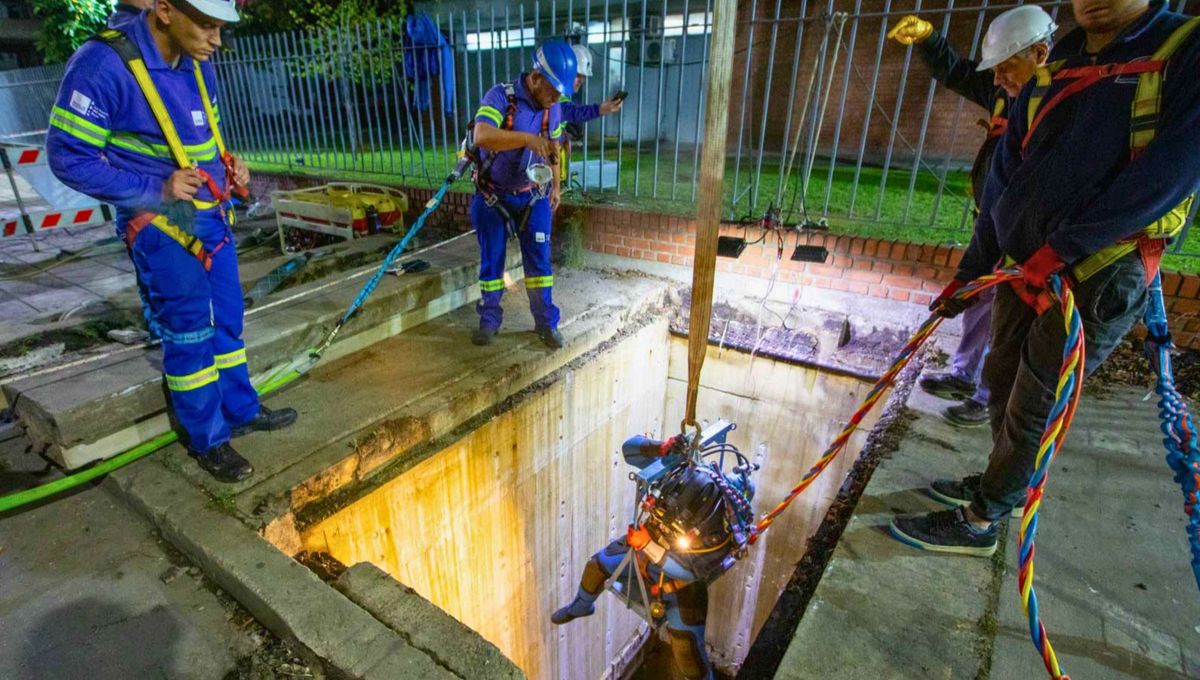 Para llevar a cabo las inspecciones, personal técnico equipado con tecnología avanzada y un mini submarino ROV (vehículo de operación remota) ingresan a los conductos a través de cámaras de acceso, efectuando así video inspecciones en diferentes tramos de los ríos subterráneos. Para llevar a cabo las inspecciones, personal técnico equipado con tecnología avanzada y un mini submarino ROV (vehículo de operación remota) ingresan a los conductos a través de cámaras de acceso, efectuando así video inspecciones en diferentes tramos de los ríos subterráneos. 