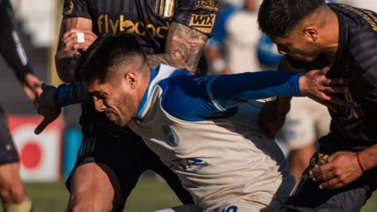 El único delantero de Godoy Cruz, Martín Pino, trata de maniobrar entre tres marcadores de Almirante Brown. El dueño de casa aprovechó la única jugada clara de gol y se quedó con el triunfo. El único delantero de Godoy Cruz, Martín Pino, trata de maniobrar entre tres marcadores de Almirante Brown. El dueño de casa aprovechó la única jugada clara de gol y se quedó con el triunfo.