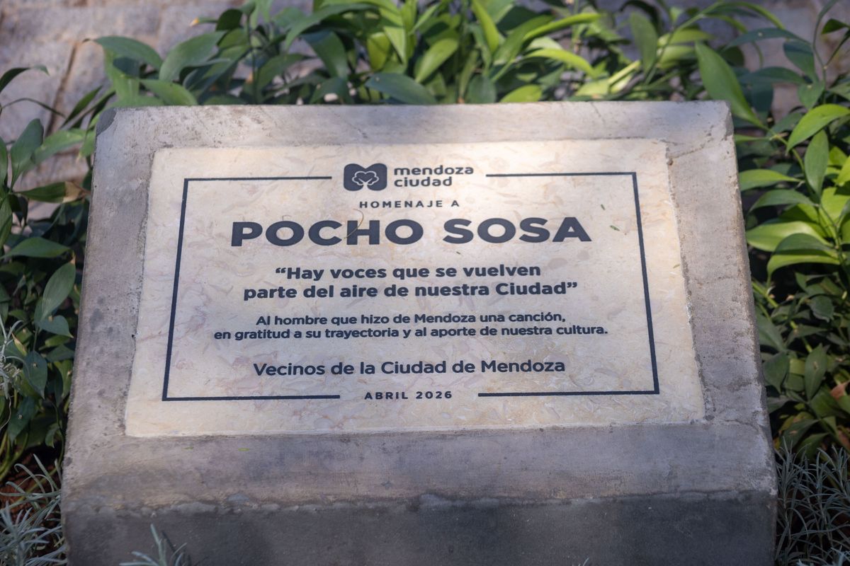 "Al hombre que hizo de Mendoza una canci&oacute;n", dice la placa en homenaje a Pocho Sosa.
