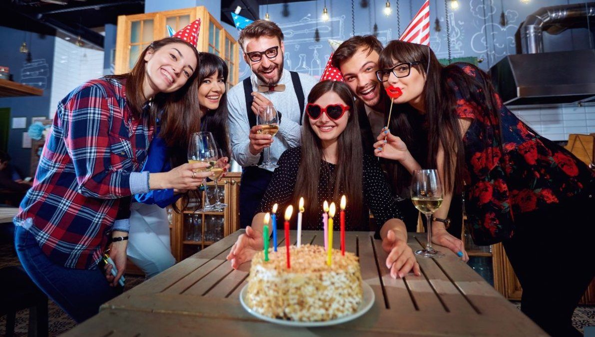 La tradición de soplar velas en el cumpleaños. Fuente: Canva.