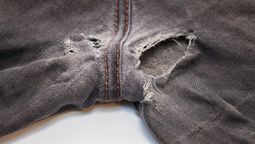 Un DIY de ropa muy sencillo y útil para recuperar un pantalón.&nbsp;