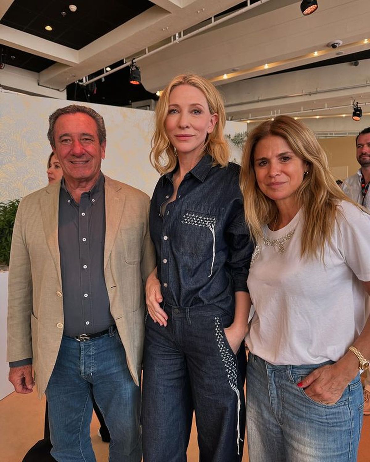 Flavia Palmiero revoluciona Cannes llevando el denim más chic: pantaloncitos ultra bajos, shiny y más. Flavia Palmiero revoluciona Cannes llevando el denim más chic: pantaloncitos ultra bajos, shiny y más.