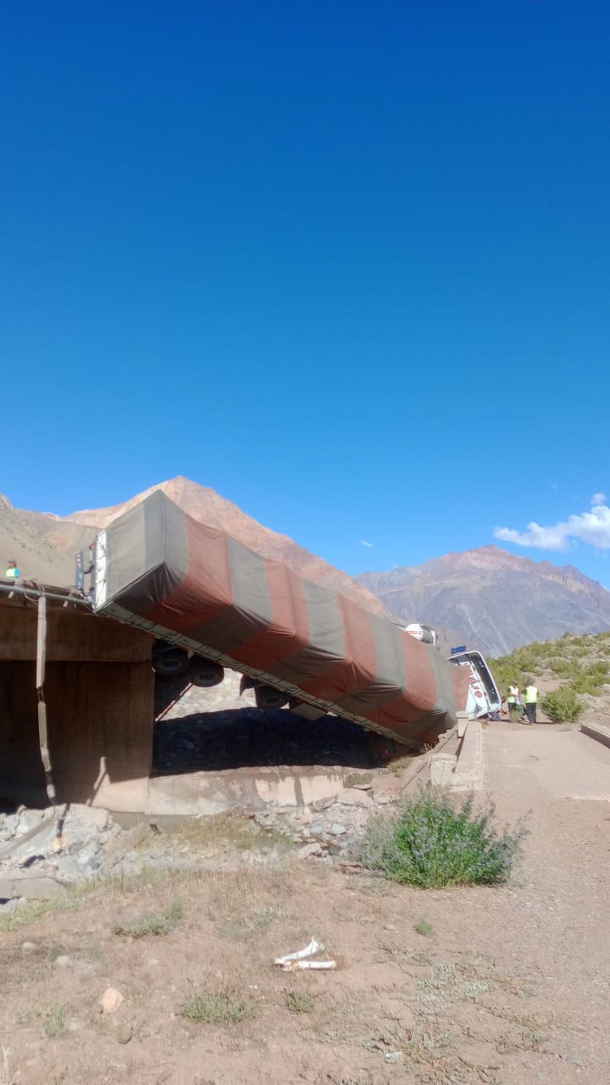 Así quedó el acoplado del camión sobre el puente de la Ruta 7 en el ingreso a Uspallata.
