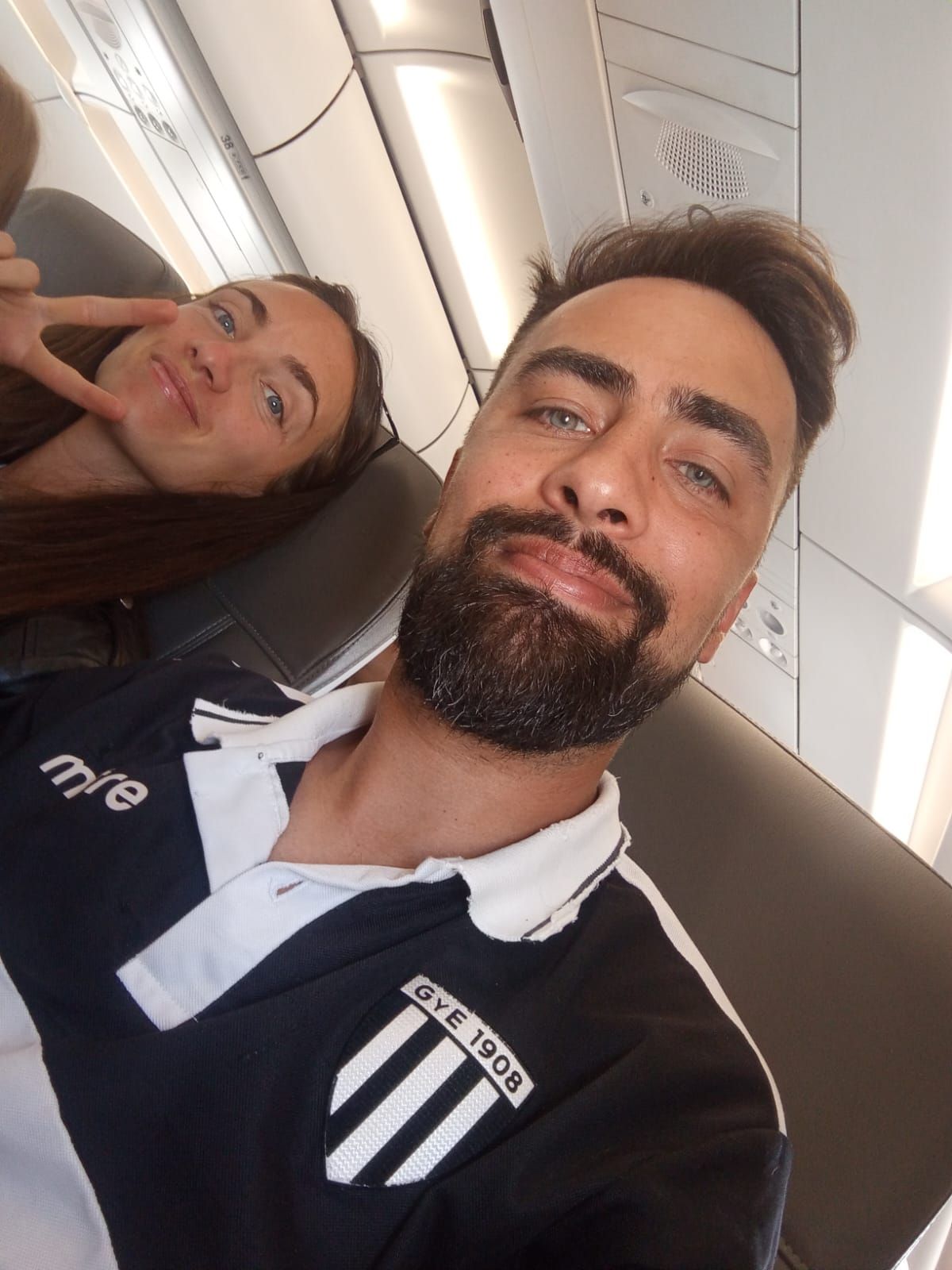Juan Pablo y su prima, en el avión rumbo a la cita histórica de su querido Gimnasia y Esgrima.