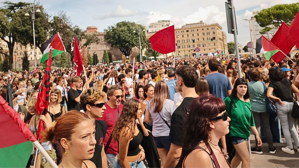 Cientos de miles de italianos marcharon ayer para condenar el genocidio en Palestina. Cientos de miles de italianos marcharon ayer para condenar el genocidio en Palestina.