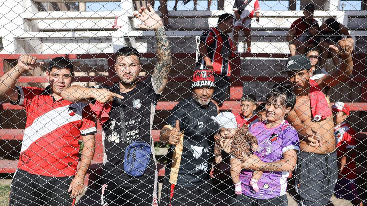 Los hinchas le dieron su apoyo al Cruzado.
