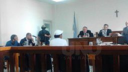 Comenzaron a juzgar a un hombre acusado de extorsionar y abusar a su mujer en la cárcel