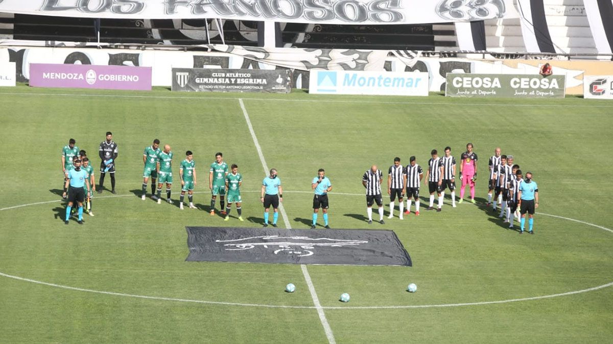 Los jugador se formaron en forma de M. Foto: Fernando Martínez (Diario UNO).
