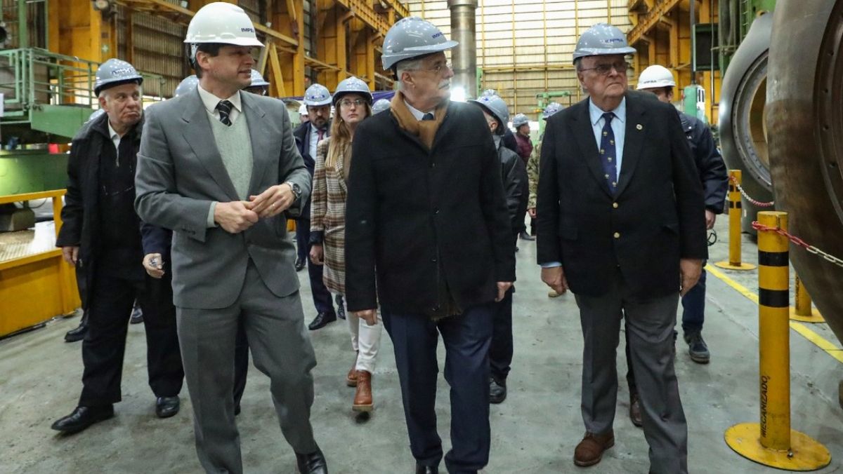 El ministro de Defensa, Segio Taiana, y el secretario de Industria y Desarrollo Productivo, José de Mendiguren, inauguraron esta tarde el Centro Tecnológico de IMPSA, que se dedicará a concretar distintos proyectos tecnológicos relacionados con la industria de Defensa.