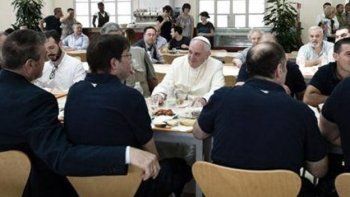 El Papa almorzó con los empleados en el comedor del Vaticano