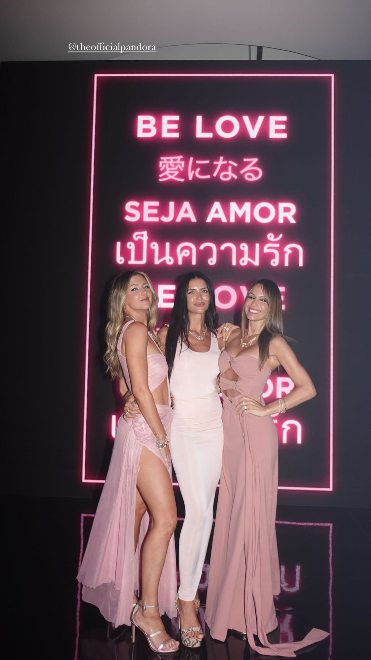 A sus 46 años, Pampita confirma que es la reina del empolvado furor desde Tailandia. A sus 46 años, Pampita confirma que es la reina del empolvado furor desde Tailandia.