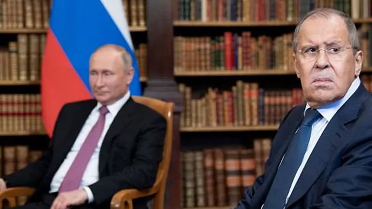 Vladimir Putin junto a su polémico ministro Sergei Lavrov.