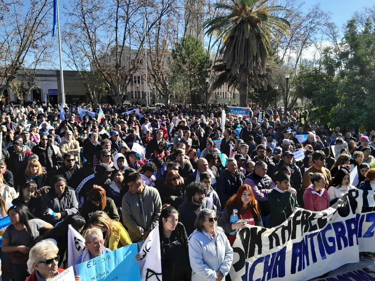 La multisectorial del Sur protagonizó una multitudinaria manifestación para que se restituya la Lucha Antigranizo con aviones.&nbsp;