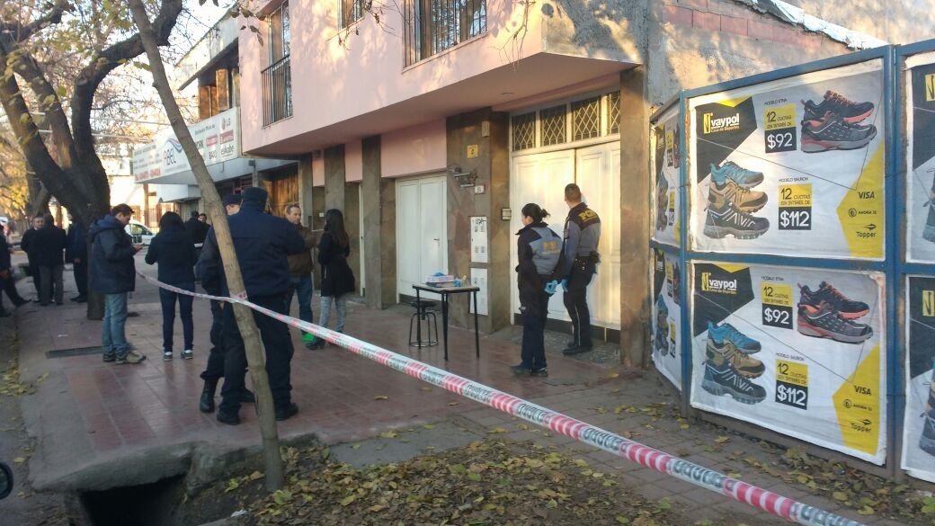 Encontraron a un hombre muerto en su casa e investigan si fue un homicidio