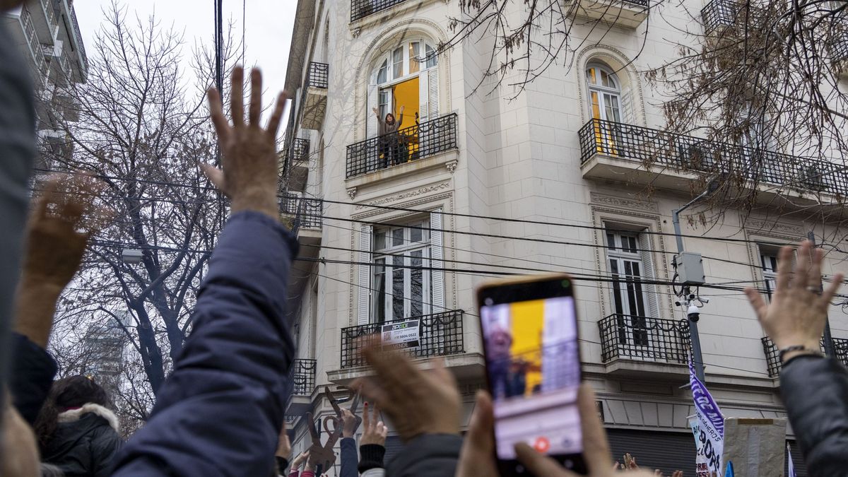 Cristina Kirchner pidió una aclaratoria para saber si puede salir al ...