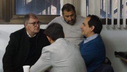 El abogado defensor, Pablo Cazabán, entre medio de sus 2 clientes en el caso de Walter Bento. El abogado defensor, Pablo Cazabán, entre medio de sus 2 clientes en el caso de Walter Bento.