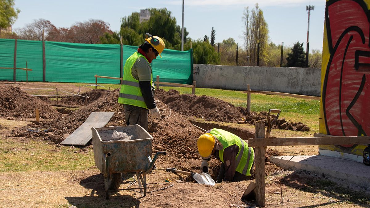 Dos obreros trabajan en el Memorial Malvinas Mendoza.
