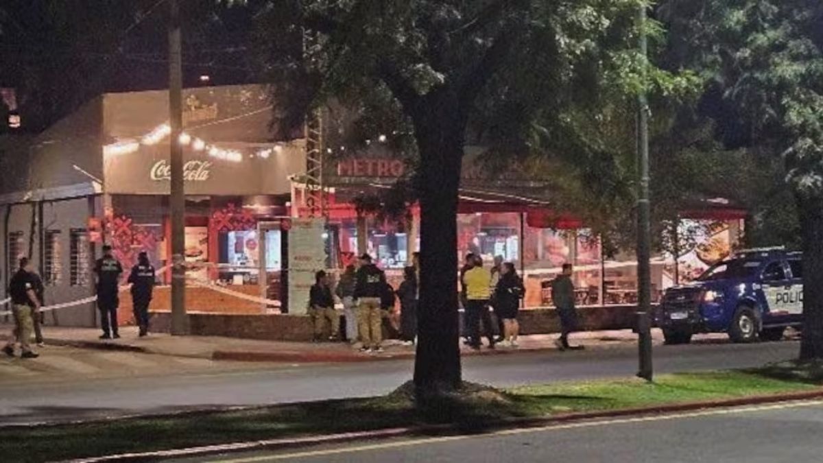 La puerta del comercio donde el policía terminó baleado. La puerta del comercio donde el policía terminó baleado.