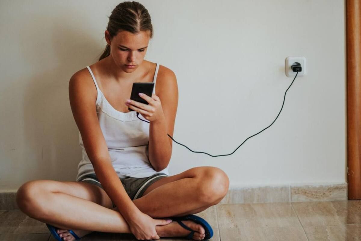 No debes usar el equipo mientras lo estés cargando, ya que esto puede repercutir seriamente en tu batería No debes usar el equipo mientras lo estés cargando, ya que esto puede repercutir seriamente en tu batería