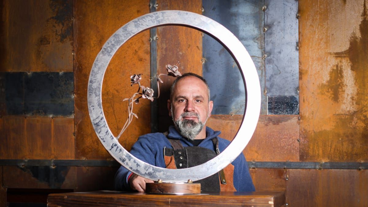 El arquitecto y escultor Luis Battaglia, en su atelier, próximo a abrir al público. Diario UNO / Nicolás Ríos