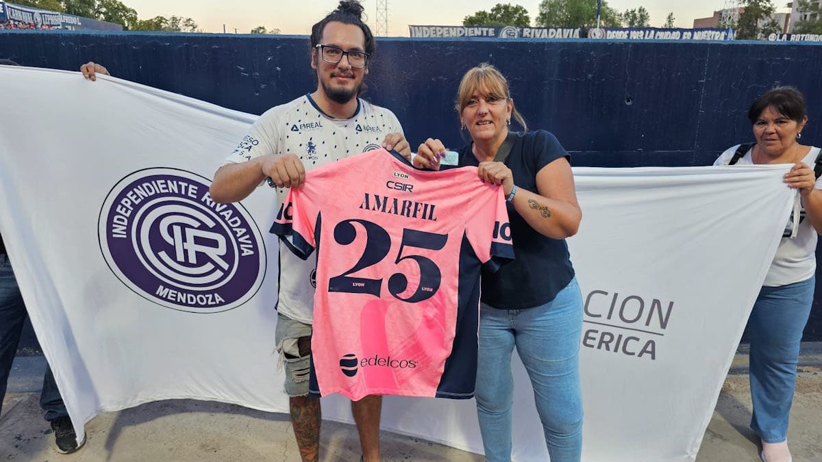 Sebastián Guerrero ganó una de las camisetas que sorteó Independiente Rivadavia.