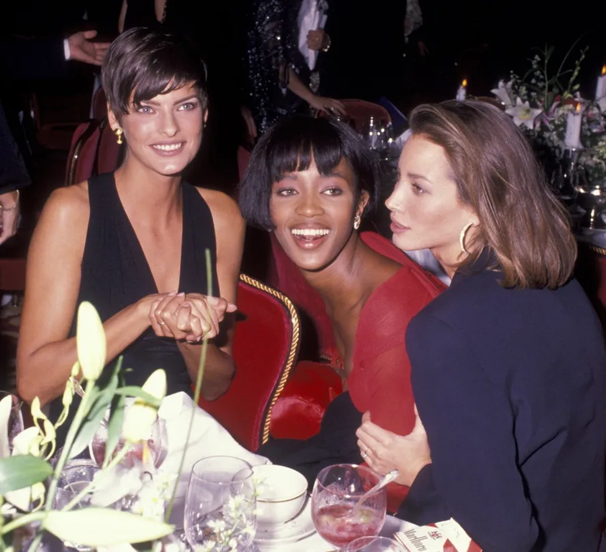 Linda Evangelista, Naomi Campbell y Christy Turlington en el icónico Plaza Hotel de Nueva York (1989) Linda Evangelista, Naomi Campbell y Christy Turlington en el icónico Plaza Hotel de Nueva York (1989)