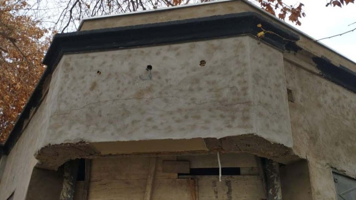 Parte del muro derrumbado en calles Paso de los Andes y Clark de la Ciudad de Mendoza. Parte del muro derrumbado en calles Paso de los Andes y Clark de la Ciudad de Mendoza.