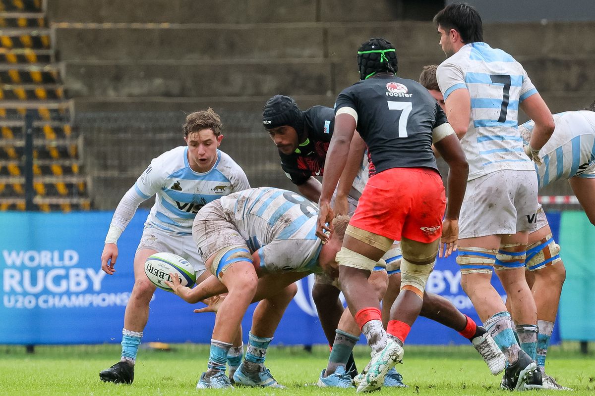 Bernasconi le deja la pelota a Podestá y cerca está Sarelli, de muy buen partido. Bernasconi le deja la pelota a Podestá y cerca está Sarelli, de muy buen partido.