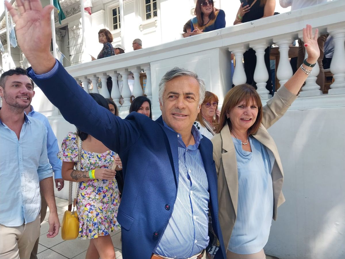 Los precandidatos del radicalismo en Mendoza y el PRO en la Nación, juntos en el Carrusel de la Vendimia.