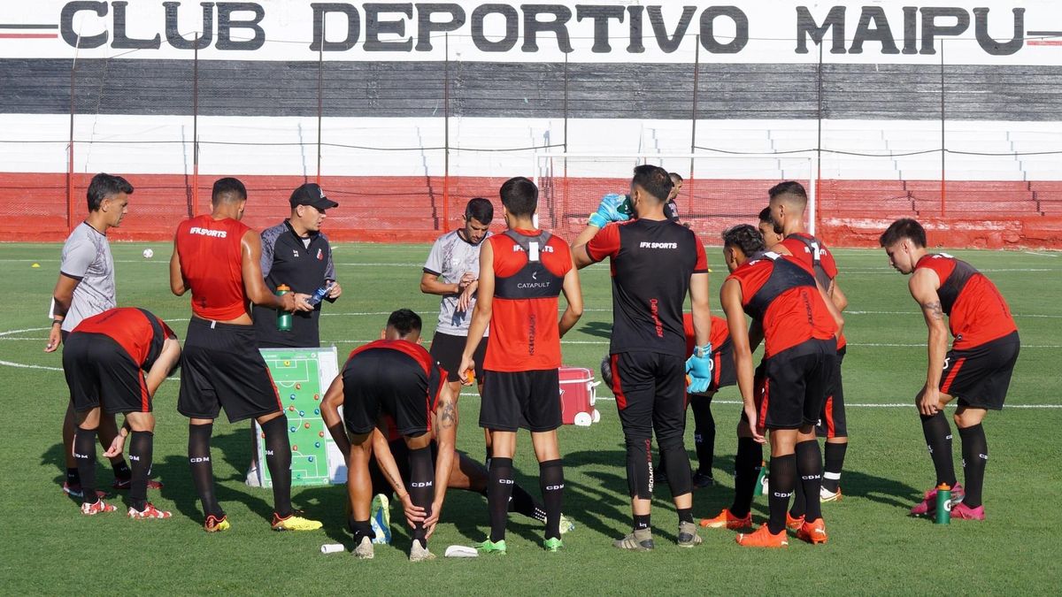 El entrenador Luis García le da indicaciones a sus jugadores, en el ensayo ante los chilenos.