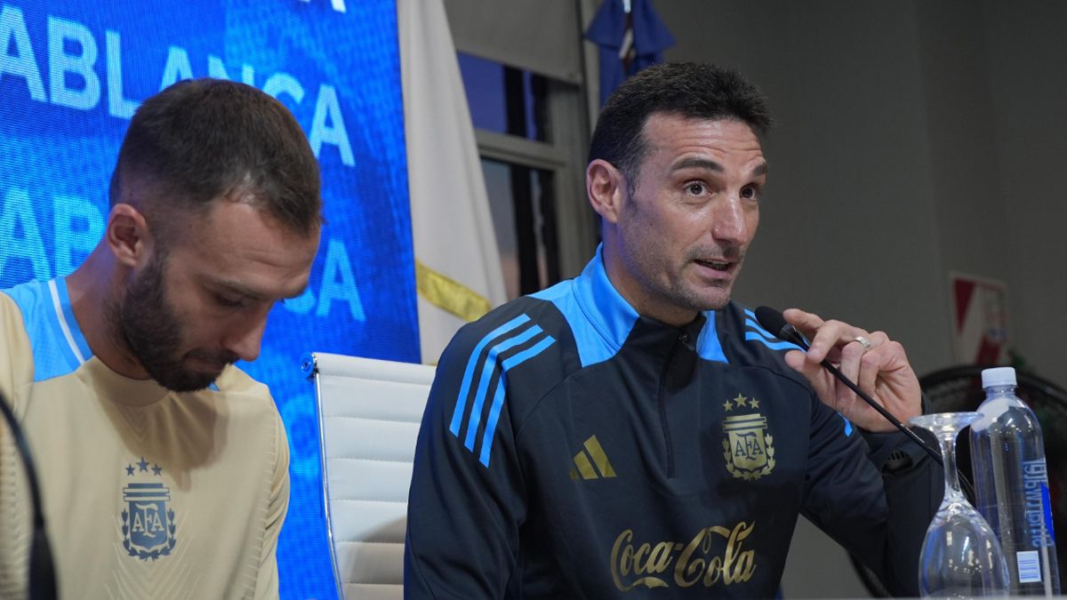Scaloni junto al bahiense Pezzella.