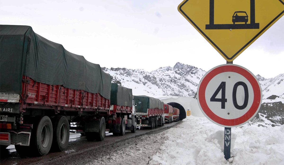 El jueves, producto de las nevadas se procedió a la inhabilitación del tránsito en el paso Cristo Redentor. El jueves, producto de las nevadas se procedió a la inhabilitación del tránsito en el paso Cristo Redentor.
