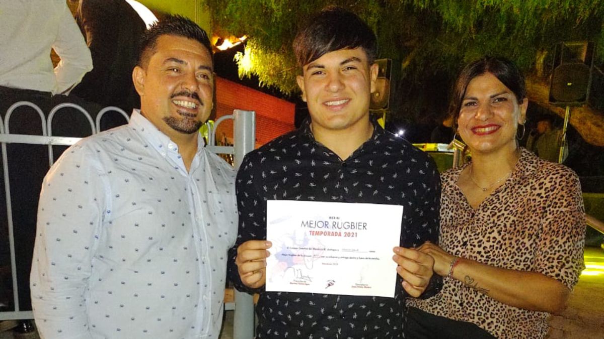 Ignacio fue elegido como el Mejor Jugador de su club, el Mendoza RC, y aquí posa feliz junto a sus orgullosos padres, Emiliano y Raquel.