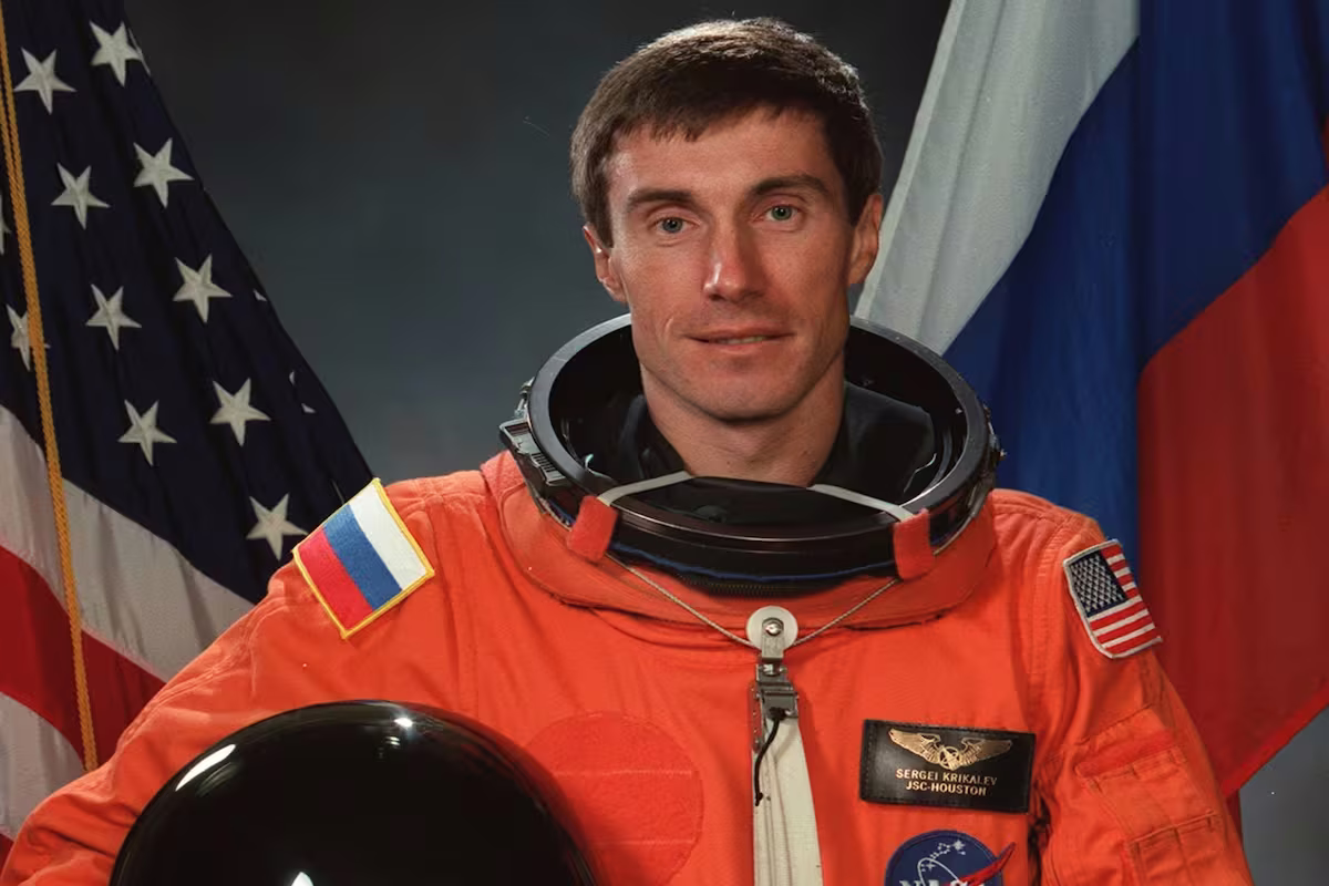 Sergei Krikalev estuvo más de 300 días solo en el espacio. Sergei Krikalev estuvo más de 300 días solo en el espacio.