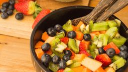 La ensalada de frutas es uno de las mejores recetas para aliviar el calor del verano.