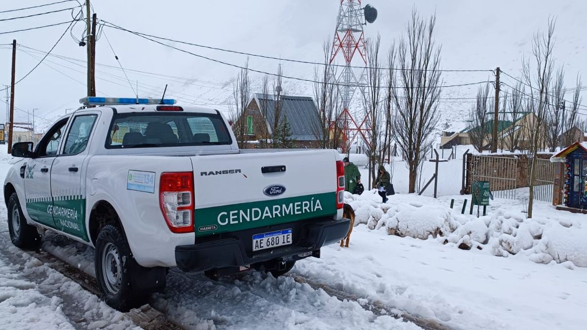 El personal de Gendarmer&iacute;a asisti&oacute; este viernes a personal de varias escuelas de la zona de Puente del Inca a ra&iacute;z de la acumulaci&oacute;n n&iacute;vea.