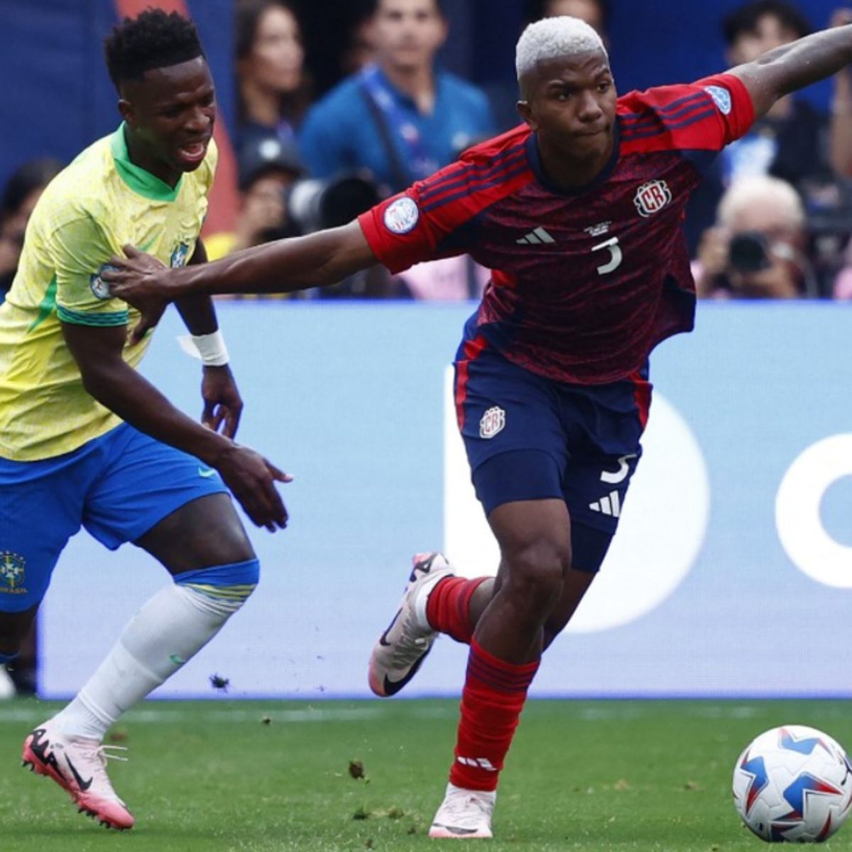 Jeyland Mitchell se escapa a la marca de Vinicius y sale jugando desde el fondo. La clave del equipo dirigido por Gustavo Alfaro fue la paciencia para aguantar los embates rivales y seguir el plan del partido al pie de la letra. Jeyland Mitchell se escapa a la marca de Vinicius y sale jugando desde el fondo. La clave del equipo dirigido por Gustavo Alfaro fue la paciencia para aguantar los embates rivales y seguir el plan del partido al pie de la letra.