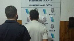 El hombre atacó a su mujer y a su hija embarazada, en su casa de La Plata, y las amenazaba con que iba a quemar todo.