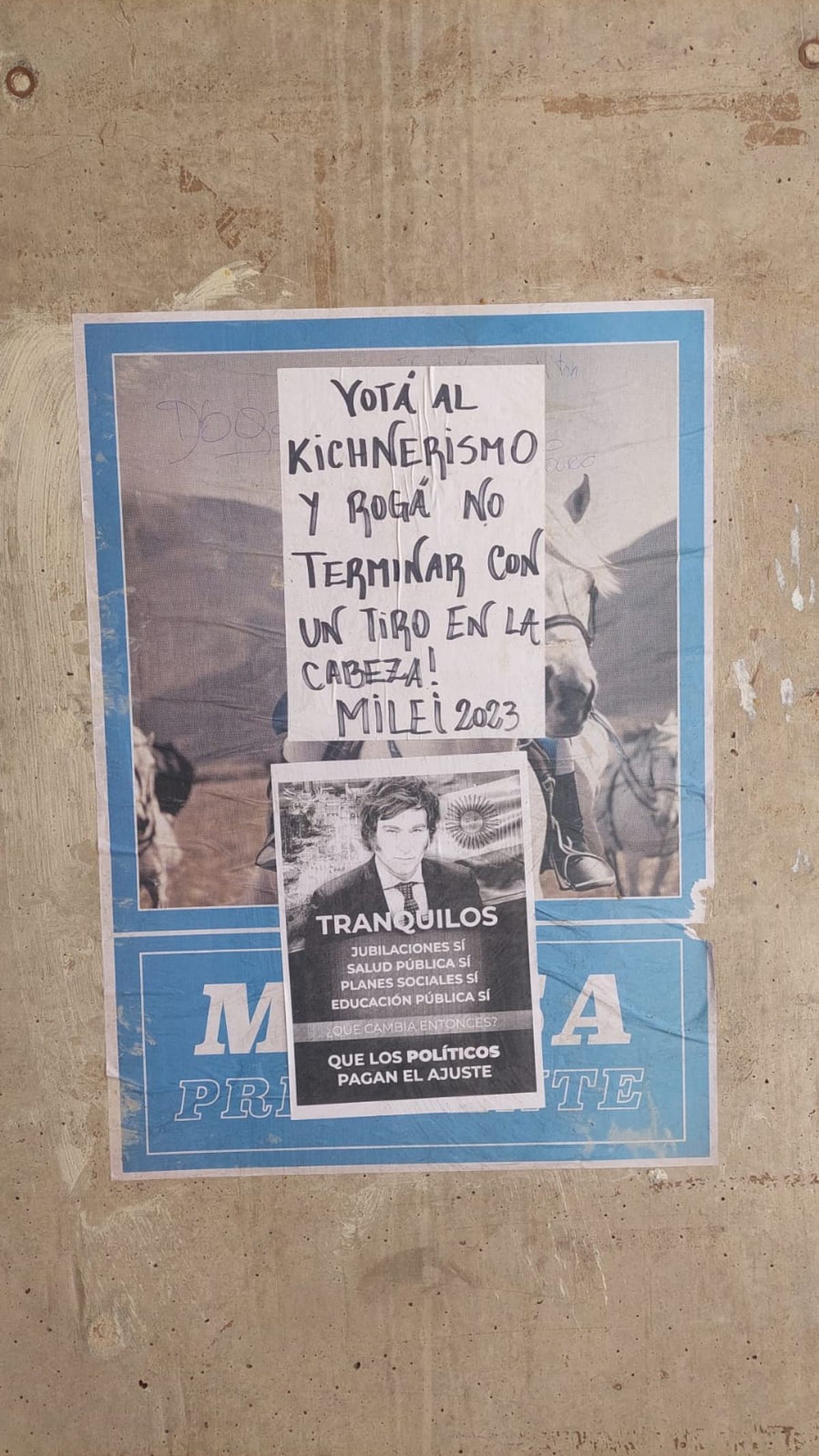 Este tipo de pegatinas aparecieron los días previos a la vandalización de Ciencias Políticas con mensajes violentos Este tipo de pegatinas aparecieron los días previos a la vandalización de Ciencias Políticas con mensajes violentos