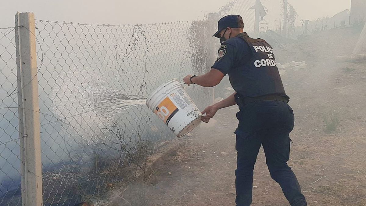 Personal policial de la Dirección General Departamentales Norte trabaja intensamente junto a Bomberos Voluntarios en la lucha contra el fuego. El Director General, Comisario Mayor Leonardo Paez Stelmach, se encuentra en las zonas afectadas.