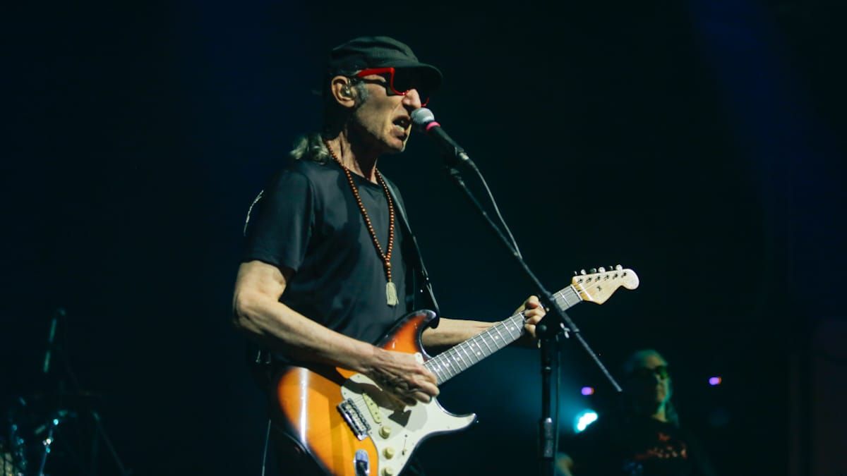 Capitán Skay. El virtuoso guitarrista de 73 años demostró en el Bustelo su vigencia. Foto: Nicolás Ríos. Capitán Skay. El virtuoso guitarrista de 73 años demostró en el Bustelo su vigencia. Foto: Nicolás Ríos.