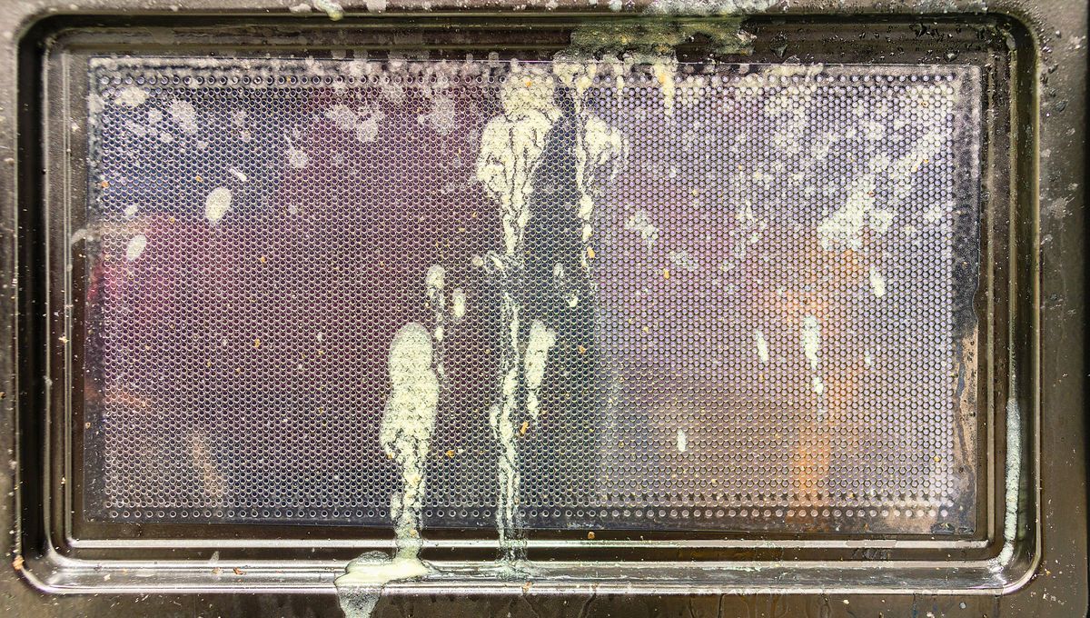 La acumulaci&oacute;n de salpicaduras de comida, grasa y olores persistentes no solo es antiest&eacute;tica, sino que puede afectar la higiene de los alimentos que calentamos.